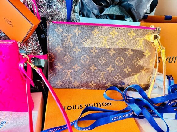 Louis Vuitton Handbags - Louis Vuitton HAWAII Pochette MM Pouch Wristlet Hot Pink Monogram Maui LTD RARE